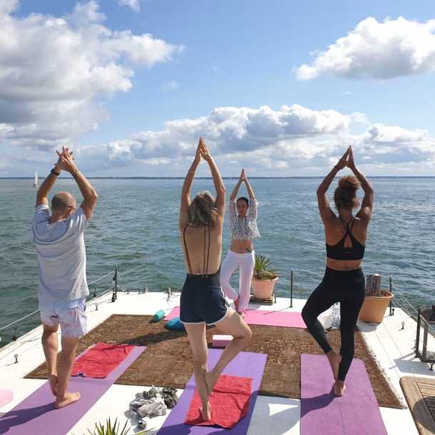 Yoga et encas brunch sur l'eau, villa flottante